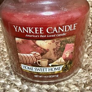 Yankee Candle Home Sweet Home in Deep Red
